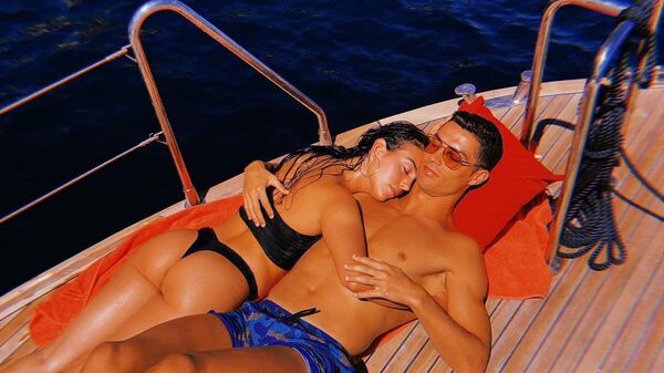 Cristiano Ronaldo relaxes on a boat with his stunning partner Georgina Rodriguez - Sputnik International