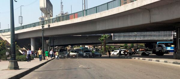 Egyptian security forces close the road towards the U.S. Embassy after a man threw an explosive device in downtown Cairo, Egypt September 4, 2018 - Sputnik International