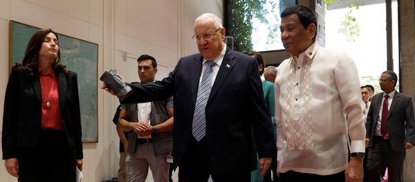Israeli President Reuven Rivlin welcomes his Philippine counterpart Rodrigo Duterte upon his arrival to the presidential compound in Jerusalem September 4, 2018 Israeli President Reuven Rivlin welcomes his Philippine counterpart Rodrigo Duterte upon his arrival to the presidential compound in Jerusalem September 4, 2018 - Sputnik International