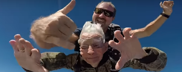 Army vet marks 100th birthday with skydive - Sputnik International