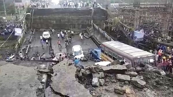 This grab made from video provided by Indranil Mukherjee, an eyewitness shows a highway overpass that collapsed in Kolkata, India, Tuesday, Sept. 4, 2018. - Sputnik International