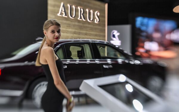 A girl posing at the Aurus Senat car at the Moscow International Motor Show 2018. - Sputnik International
