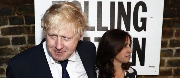 Former London Mayor and Vote Leave campaigner Boris Johnson (L) and his wife Marina Wheeler (R) arrive at a polling station in north London on June 23, 2016, as he casts his vote in a national referendum on whether to remain in, or to leave the European Union (EU) - Sputnik International