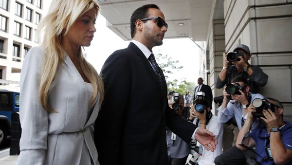 Former Donald Trump presidential campaign adviser George Papadopoulos, who triggered the Russia investigation, and who pleaded guilty to one count of making false statements to the FBI walks with his wife Simona Mangiante, left, as they arrive at federal court for sentencing, Friday, Sept. 7, 2018, in Washington. - Sputnik International
