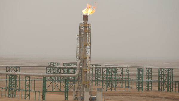 Excess gas is burnt off at a pipeline at the Zubair oilfield in Basra - Sputnik International