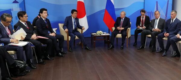 September 10, 2018. Russian President Vladimir Putin and Japanese Prime Minister Shinzō Abe, center left, during a meeting in Vladivostok September 10, 2018. Russian President Vladimir Putin and Japanese Prime Minister Shinzō Abe, center left, during a meeting in Vladivostok - Sputnik International