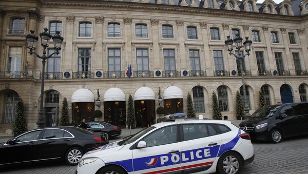 A police car drives past the Ritz hotel in Paris, Thursday, Jan. 11, 2018. Paris police have recovered some jewels stolen from the Ritz Hotel in a multimillion-euro robbery attempt, but are still searching Thursday for two thieves and the rest of the missing luxury merchandise. (AP Photo/Michel Euler) - Sputnik International