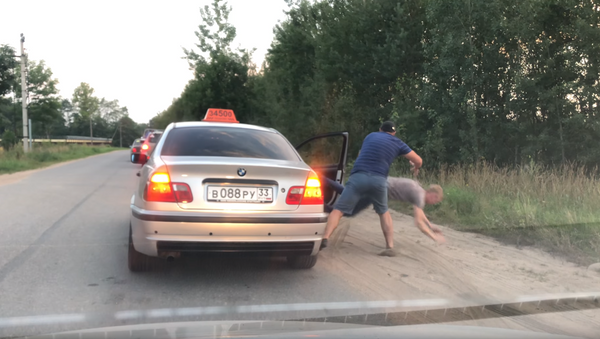 Russian Taxi Driver Delivers Instant Justice to Littering Patron - Sputnik International