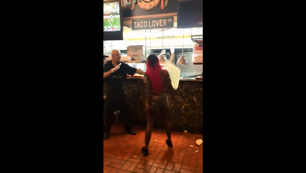Violent brawl recorded at Chacho's restaurant in San Antonio, Texas - Sputnik International
