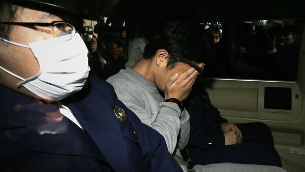 Suspect Takahiro Shiraishi (C) covers his face with his hands as he is transported to the prosecutor's office from a police station in Tokyo on November 1, 2017 - Sputnik International