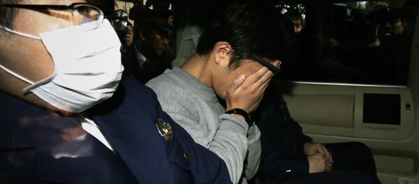 Suspect Takahiro Shiraishi (C) covers his face with his hands as he is transported to the prosecutor's office from a police station in Tokyo on November 1, 2017 - Sputnik International