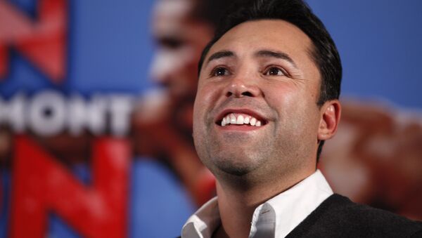 Boxing promoter Oscar De La Hoya looks on during the the weigh-in for the upcoming title fight between Amir Kahn and Lamont Peterson, in Washington, on Friday, Dec. 9, 2011 - Sputnik International