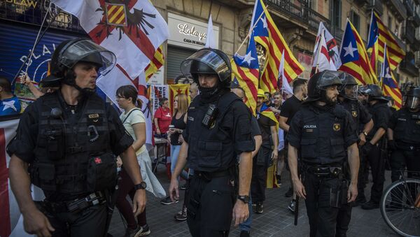 Members of a ultra-right-wing movement called 'Catalan Identitarian Movement' walk guarded by the police during celebrations of the Catalonia's regional holiday known as La Diada in Barcelona, Spain, Tuesday, Sept. 11, 2018 - Sputnik International
