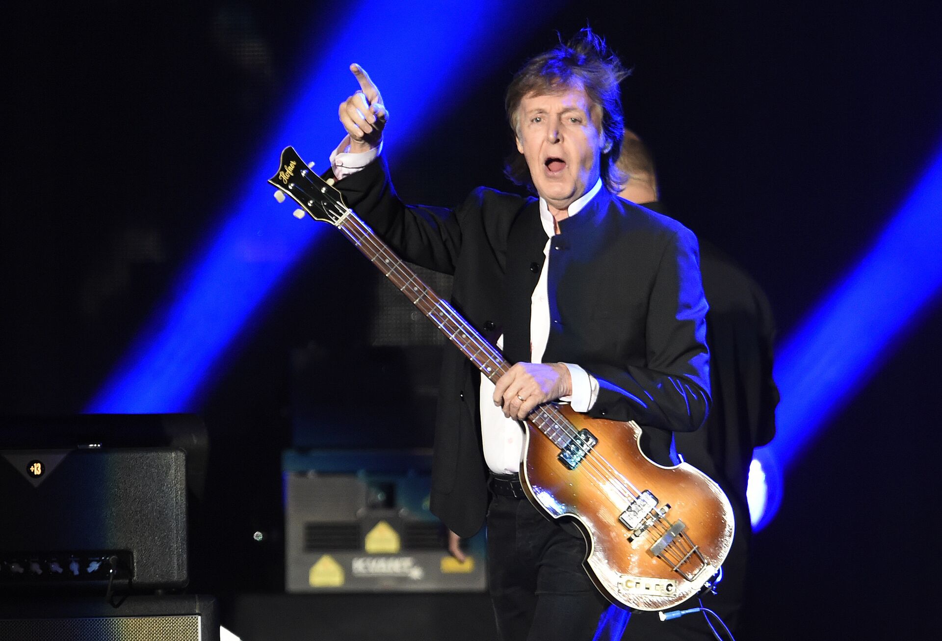 Paul McCartney greets the crowd as he arrives onstage for his performance on day 2 of the 2016 Desert Trip music festival at Empire Polo Field on Saturday, Oct. 8, 2016, in Indio, Calif - Sputnik International, 1920, 11.10.2021