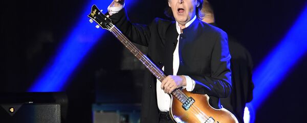 Paul McCartney greets the crowd as he arrives onstage for his performance on day 2 of the 2016 Desert Trip music festival at Empire Polo Field on Saturday, Oct. 8, 2016, in Indio, Calif Paul McCartney greets the crowd as he arrives onstage for his performance on day 2 of the 2016 Desert Trip music festival at Empire Polo Field on Saturday, Oct. 8, 2016, in Indio, Calif - Sputnik International