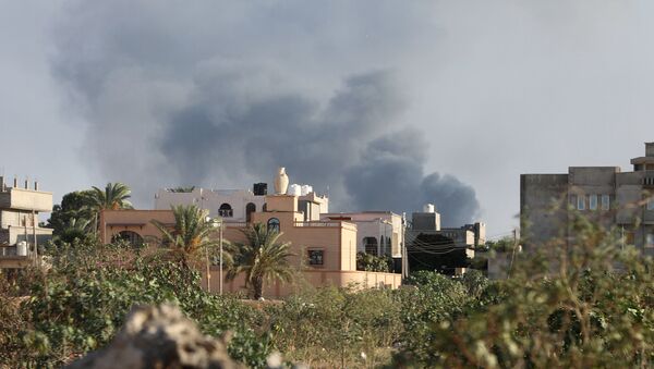 Smoke rises during heavy clashes between rival factions in Tripoli, Libya, August 28, 2018. - Sputnik International