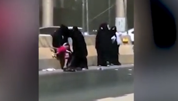 Five Saudi women fight on the side of the road, one with child in tow - Sputnik International