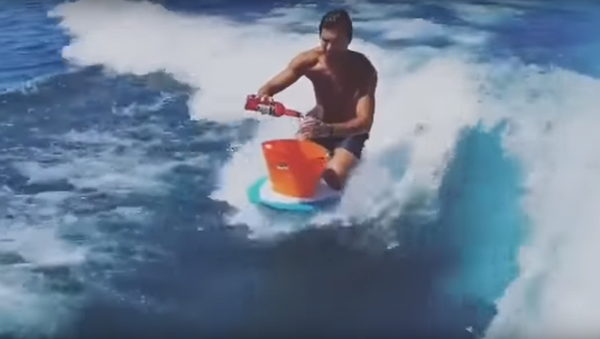 Guy Makes Cocktails While Wake Surfing - Sputnik International