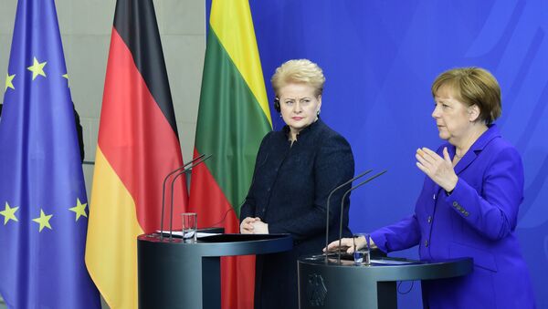 German Chancellor Angela Merkel and Lithuanian President Dalia Grybauskaite address the media after their meeting in Berlin on April 20, 2016 - Sputnik International