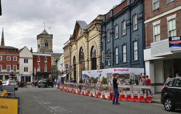 In this photo taken on Friday, July 20, 2018, a security cordon encouraging people to return to Salisbury amid the crisis and ensuing recovery scheme, surrounds 'Zizzi's restaurant on Castle Street in Salisbury - Sputnik International