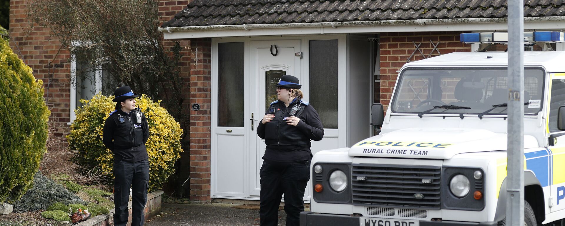  In this Tuesday, March 6, 2018 file photo, police officers stand outside the house of former Russian double agent Sergei Skripal in Salisbury, England.  - Sputnik International, 1920, 21.09.2021