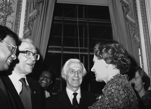 Britain's Queen Elizabeth II, right, talks with Opposition Labour Party leader Michael Foot, second left, during a Commonwealth Day reception at Marlborough House, in London on March 14, 1983. Other people unidentified. (AP Photo/Staff/Dear) Britain's Queen Elizabeth II, right, talks with Opposition Labour Party leader Michael Foot, second left, during a Commonwealth Day reception at Marlborough House, in London on March 14, 1983. Other people unidentified. (AP Photo/Staff/Dear) - Sputnik International
