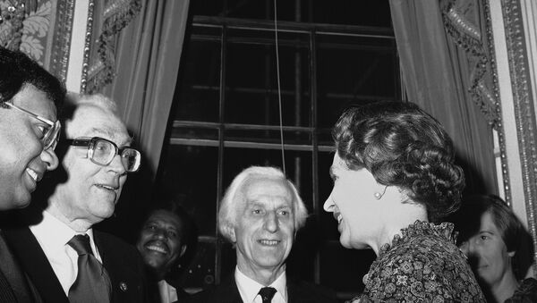Britain's Queen Elizabeth II, right, talks with Opposition Labour Party leader Michael Foot, second left, during a Commonwealth Day reception at Marlborough House, in London on March 14, 1983. Other people unidentified. (AP Photo/Staff/Dear) - Sputnik International