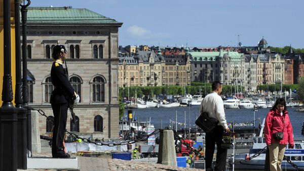 Tourists stand by the Royal Castle (L) in front of a Royal guard in Stockholm (File) - Sputnik International