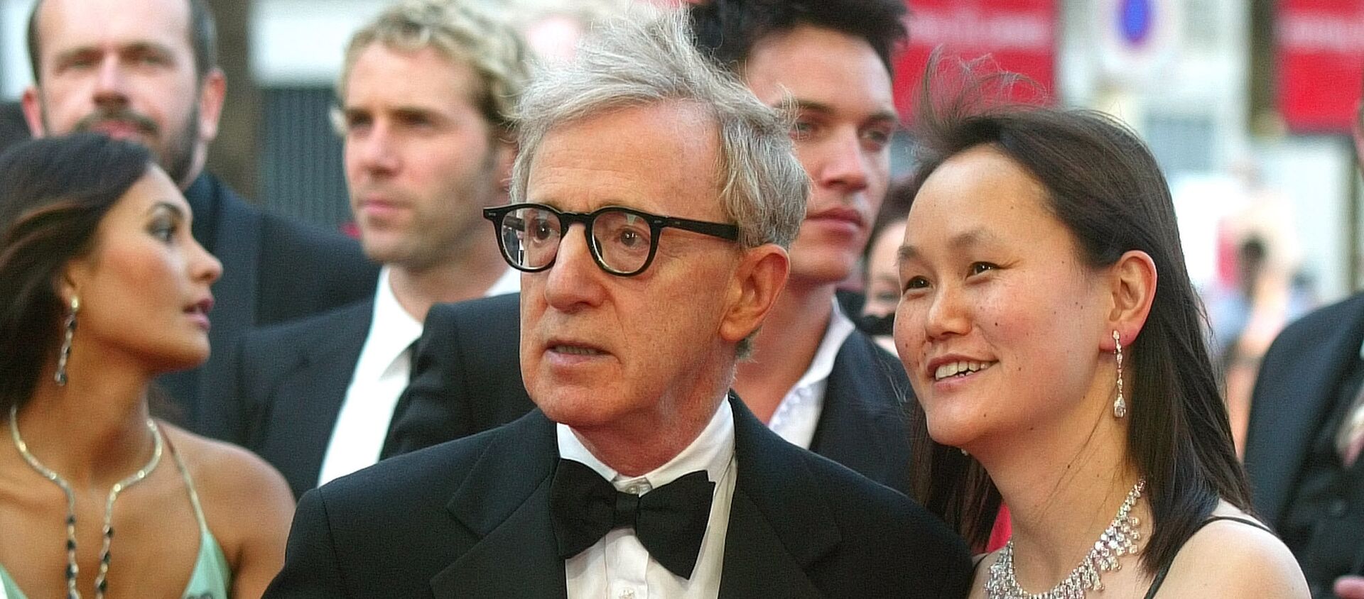 American director Woody Allen and his wife Soon-Yi Previn arrive for the screening of Match Point directed by Woody Allen, at the 58th international Cannes film festival, southern France, Thursday, May 12, 2005 - Sputnik International, 1920, 22.02.2021