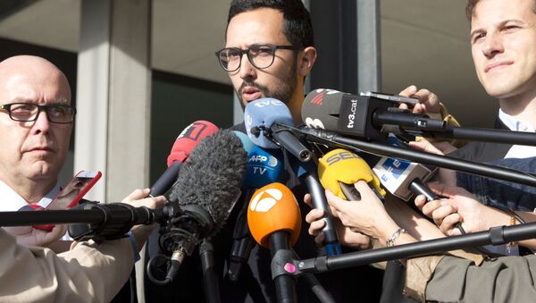 Spanish rapper Jose Miguel Arenas Beltran, also known as Valtonyc, center, speaks with the media with his two lawyers, Gonzalo Boye, left, and Simon Bekaert, right, as he leaves the courthouse in Ghent, Belgium, Monday, Sept. 17, 2018 - Sputnik International
