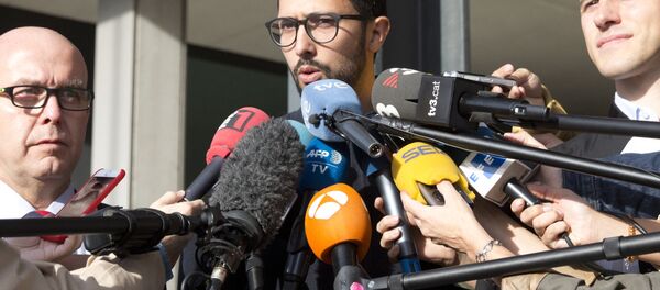 Spanish rapper Jose Miguel Arenas Beltran, also known as Valtonyc, center, speaks with the media with his two lawyers, Gonzalo Boye, left, and Simon Bekaert, right, as he leaves the courthouse in Ghent, Belgium, Monday, Sept. 17, 2018 Spanish rapper Jose Miguel Arenas Beltran, also known as Valtonyc, center, speaks with the media with his two lawyers, Gonzalo Boye, left, and Simon Bekaert, right, as he leaves the courthouse in Ghent, Belgium, Monday, Sept. 17, 2018 - Sputnik International