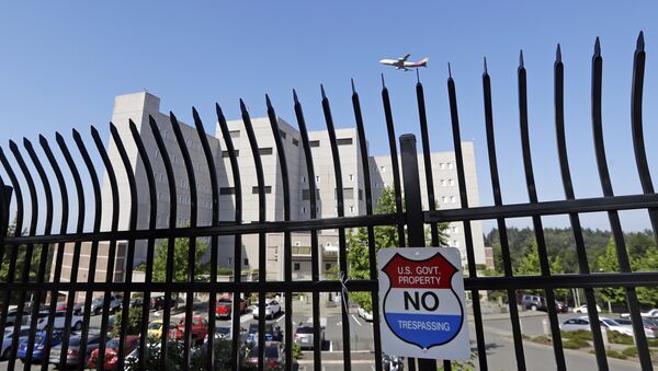 The Federal Detention Center where Blanca Orantes-Lopez is held some 3,000 miles away from her child is seen behind a fence as a jet flies overhead Tuesday, June 19, 2018, in SeaTac, Wash - Sputnik International
