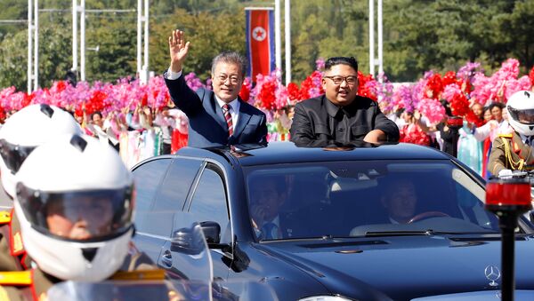 South Korean President Moon Jae-in and North Korean leader Kim Jong Un wave during a car parade in Pyongyang, North Korea, September 18, 2018 - Sputnik International