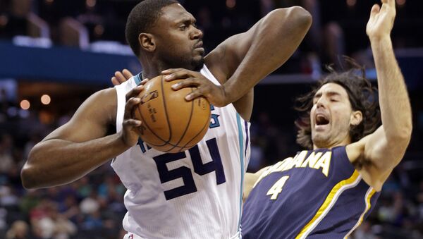 Charlotte Hornets' Jason Maxiell (54) grabs a rebound over Indiana Pacers' Luis Scola (4) during the first half of an NBA basketball game in Charlotte, N.C., Sunday, Feb. 8, 2015 - Sputnik International