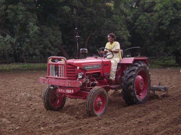 Women driving a tractor in India - Sputnik International