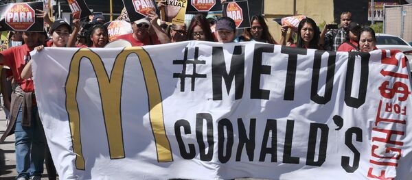 McDonald's workers carry a banner and march towards a McDonald's in south Los Angeles on Tuesday, Sept. 18, 2018. - Sputnik International
