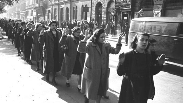 Hungarian Jews being rounded up in Budapest during the Second World War. - Sputnik International