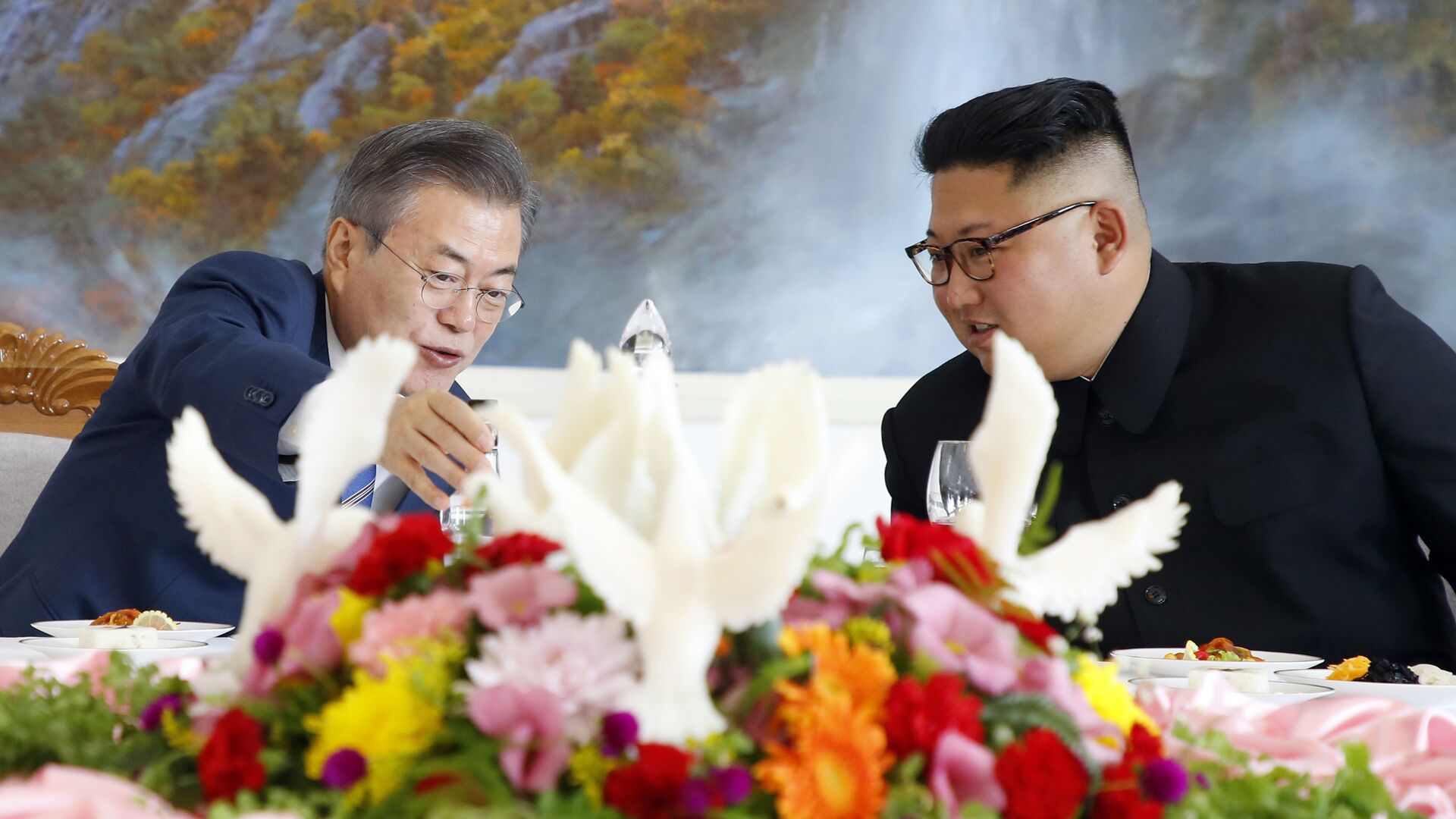 South Korean President Moon Jae-in, left, talks with North Korean leader Kim Jong Un at Okryu-Gwan restaurant in Pyongyang, North Korea, Wednesday, Sept. 19, 2018 - Sputnik International, 1920, 27.07.2021