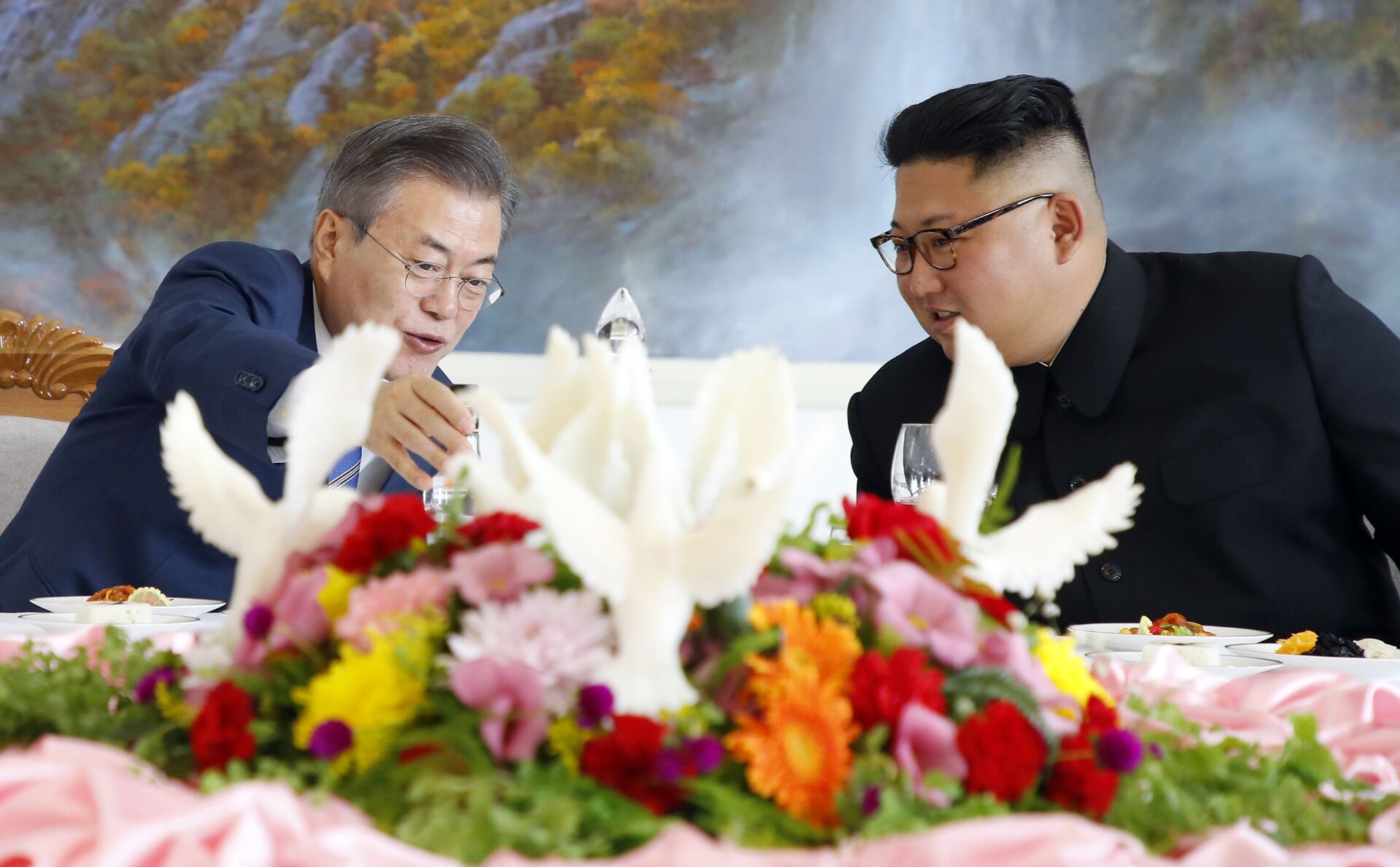 South Korean President Moon Jae-in, left, talks with North Korean leader Kim Jong Un at Okryu-Gwan restaurant in Pyongyang, North Korea, Wednesday, Sept. 19, 2018 - Sputnik International, 1920, 28.07.2023