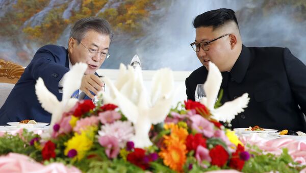 South Korean President Moon Jae-in, left, talks with North Korean leader Kim Jong Un at Okryu-Gwan restaurant in Pyongyang, North Korea, Wednesday, Sept. 19, 2018 - Sputnik International