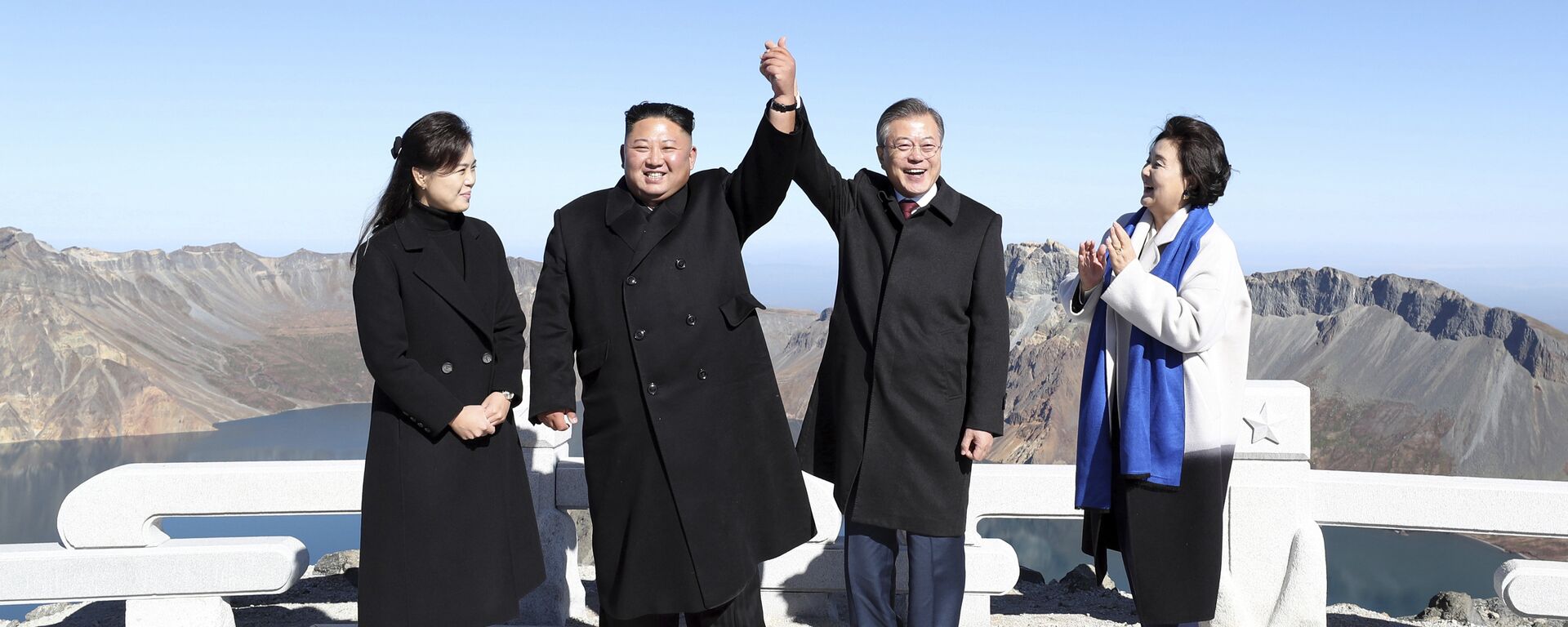 South Korean President Moon Jae-in, second from right, and his wife Kim Jung-sook, right, stand with North Korean leader Kim Jong Un, second from left, and his wife Ri Sol Ju on the Mount Paektu in North Korea, Thursday, Sept. 20, 2018 - Sputnik International, 1920, 09.10.2022