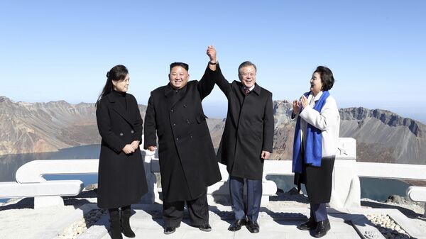 South Korean President Moon Jae-in, second from right, and his wife Kim Jung-sook, right, stand with North Korean leader Kim Jong Un, second from left, and his wife Ri Sol Ju on the Mount Paektu in North Korea, Thursday, Sept. 20, 2018 - Sputnik International