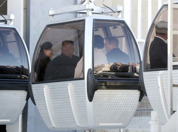 South Korean President Moon Jae-in, right, and his wife Kim Jung-sook, second from right, North Korean leader Kim Jong Un, second from left, and his wife Ri Sol Ju ride a cable car to Mount Paektu - Sputnik International