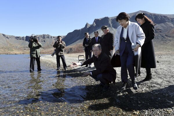 South Korean President Moon Jae-in, third from right, and his wife Kim Jung-sook, second from right, watch a crater lake - Sputnik International