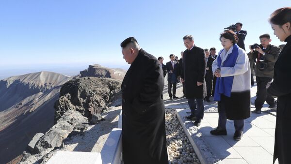 South Korean President Moon Jae-in, second from left, and his wife Kim Jung-sook, second from right, North Korean leader Kim Jong Un, left, and his wife Ri Sol Ju, right, visit Mount Paektu - Sputnik International