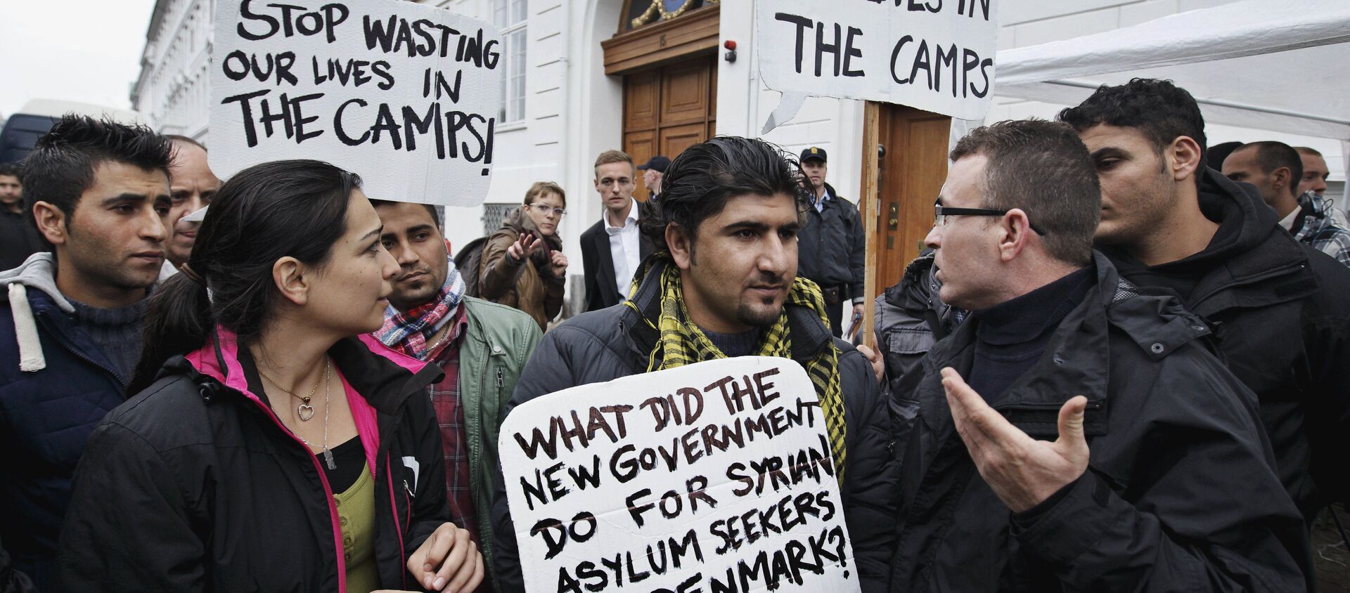 Some thirty Syrian refugees from different camps seeking asylum hold banners outside the Swedish Embassy in Copenhagen, Denmark on Wednesday, Sept. 26, 2012 - Sputnik International, 1920, 02.03.2021
