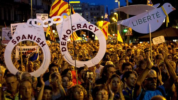Pro-independence demonstrators gather to mark one year of the Spanish police raid and protest which lead to the imprisonment of the leaders of Catalonia's main pro-independence movements in Barcelona, Spain, September 20, 2018. - Sputnik International