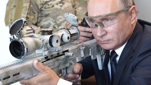 Vladimir Putin Trying Out Kalashnikov Concern's New Semi-Automatic Sniper Rifle - Sputnik International