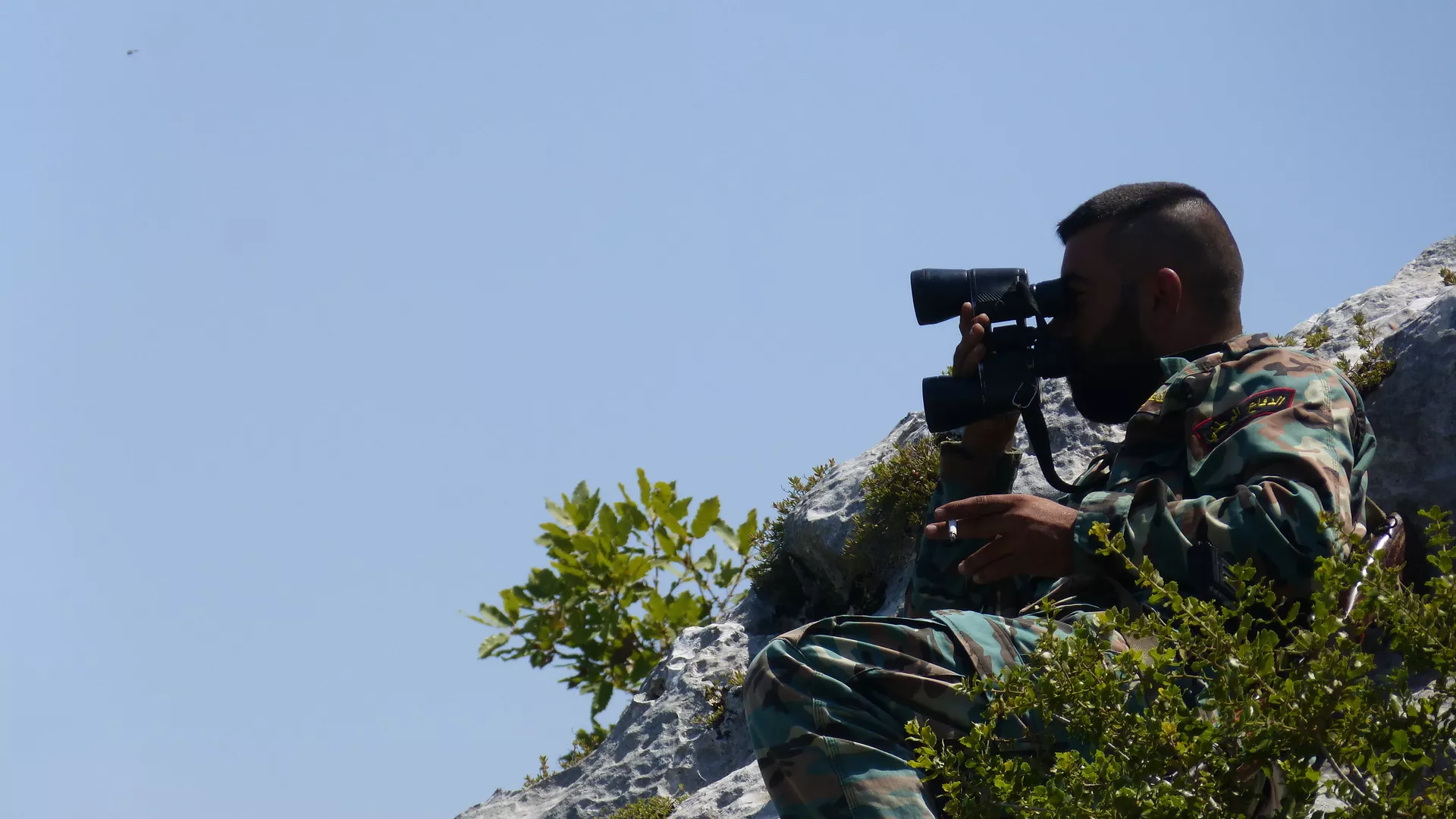 Syrian soldier chilling on a hilltop with a cigarette as he monitors artillery strikes against militant positions in Latakia. - Sputnik International, 1920, 08.12.2024