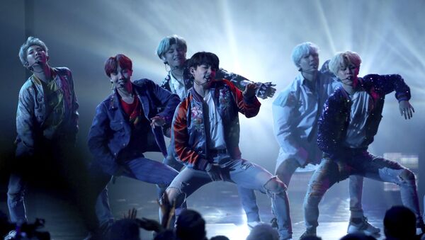 BTS performs DNA at the American Music Awards at the Microsoft Theater on Sunday, Nov. 19, 2017, in Los Angeles - Sputnik International